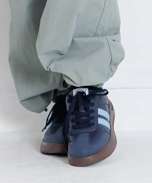 ラインスニーカー