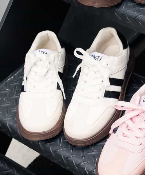 ラインスニーカー