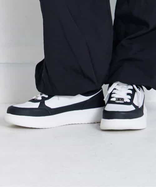 軽量コートスニーカー