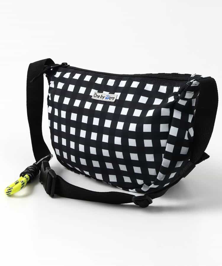 one by more ハーフムーンショルダーバック