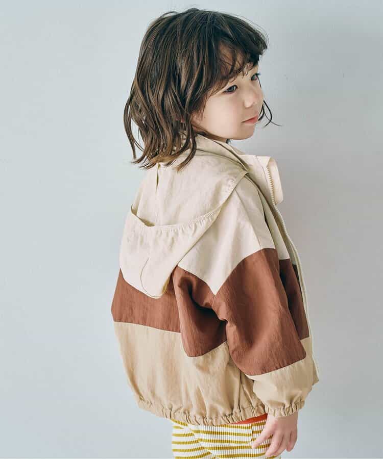 フードがしまえるマルチカラーウィンドブレーカー