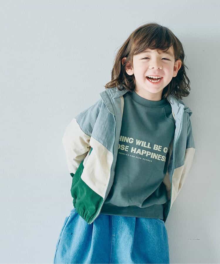 フードがしまえるマルチカラーウィンドブレーカー