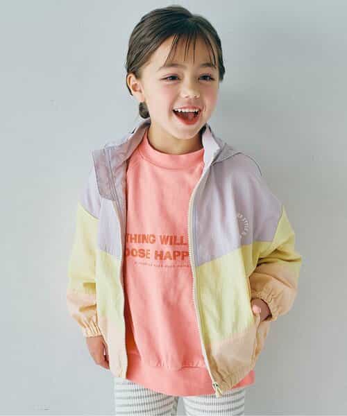 フードがしまえるマルチカラーウィンドブレーカー