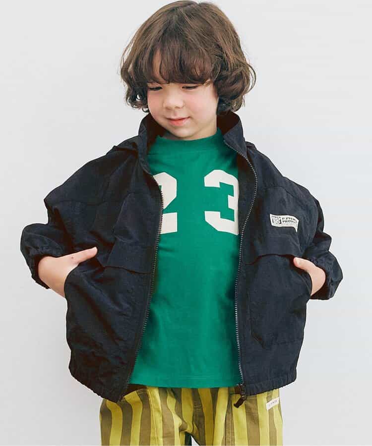 フードがしまえるマウンテンジャケット