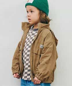 フードがしまえるマウンテンジャケット