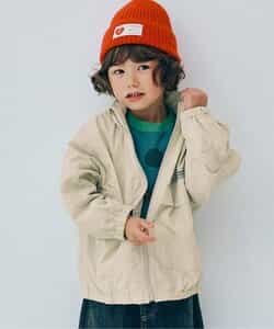 フードがしまえるマウンテンジャケット